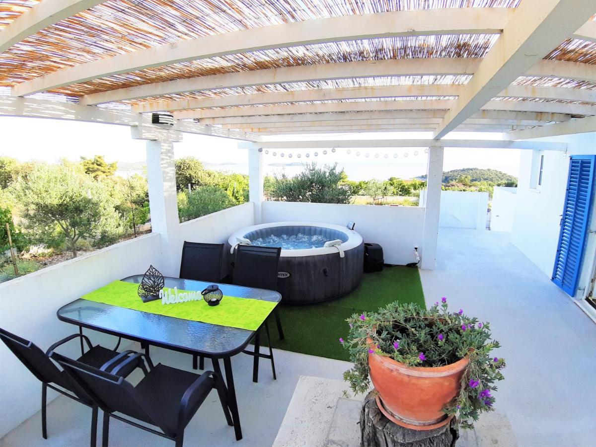 Apartment Svilan - Terrace With Sea View And Nature Zečevo Buitenkant foto