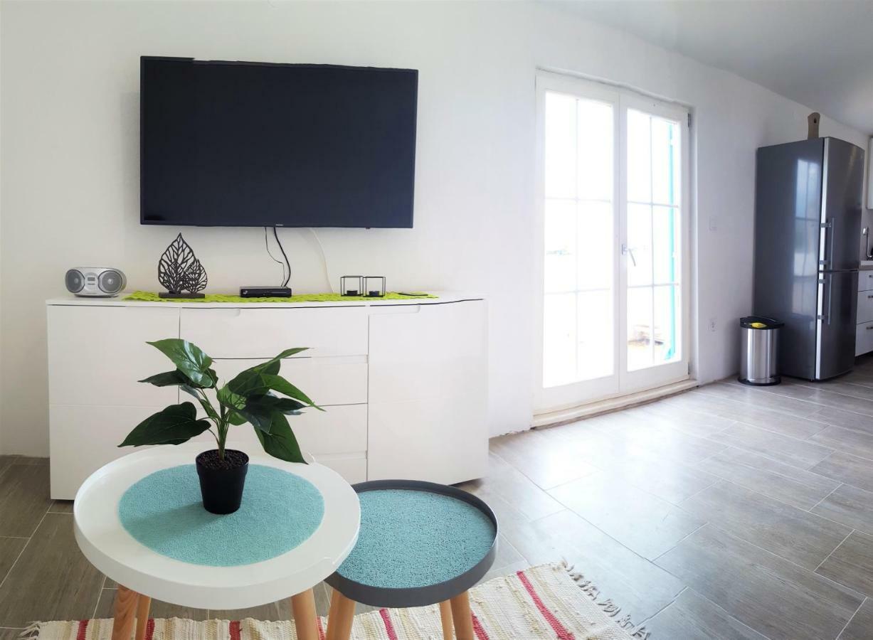Apartment Svilan - Terrace With Sea View And Nature Zečevo Buitenkant foto