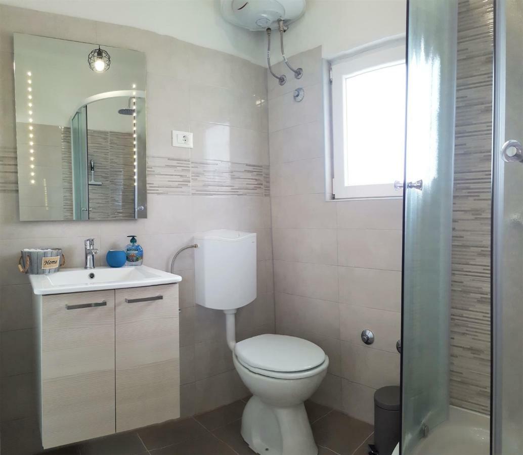 Apartment Svilan - Terrace With Sea View And Nature Zečevo Buitenkant foto